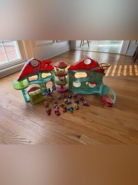 Littlest Pet Shop Red Roof Aqua Playhouse with Pink Elevator and 18 figures